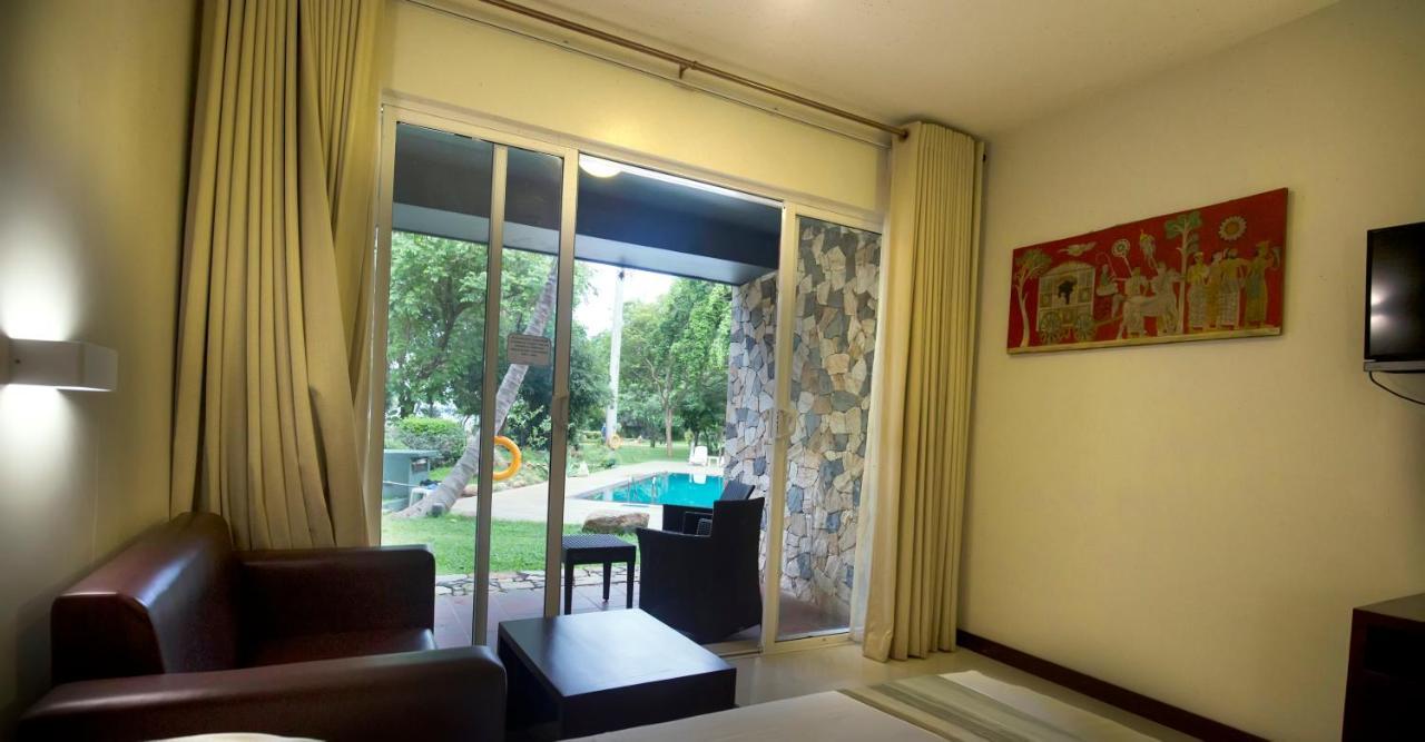 Miridiya Lake Resort Anuradhapura Bagian luar foto